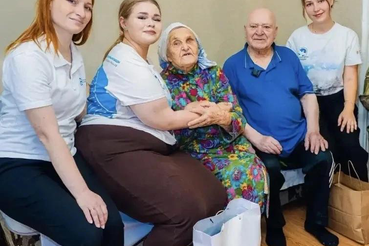 Храня память о подвиге поколений: представители Ленинградской области поздравили семью ветеранов с Днем семьи, любви и верности