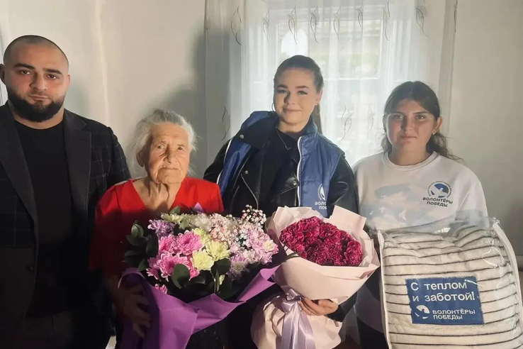Представители Ленобласти и «Волонтёры Победы» поздравили с 99-летием ветерана ВОВ