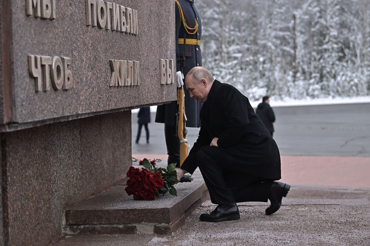 Президент России возложил цветы к Рубежному камню на Невском пятачке