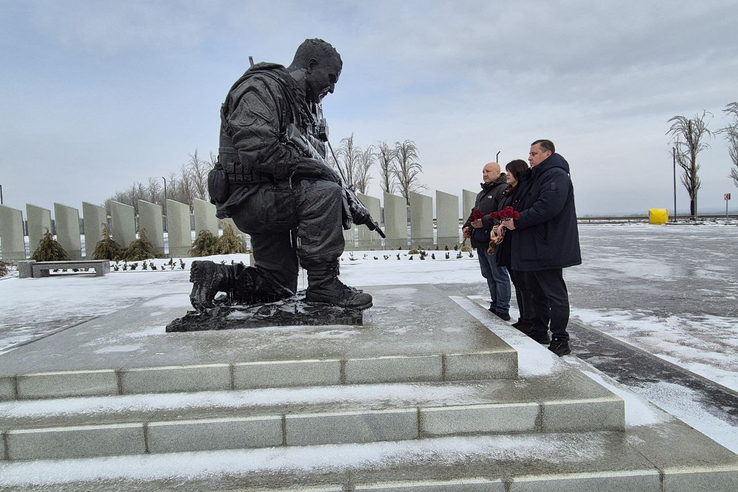 Память, высеченная в камне: сотрудники Представительства Ленобласти почтили героев на Саур-Могиле