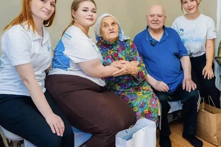 Храня память о подвиге поколений: представители Ленинградской области поздравили семью ветеранов с Днем семьи, любви и верности