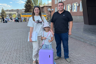 Семилетняя пианистка Анастасия из Енакиево приехала в областной лагерь по приглашению Александра Дрозденко