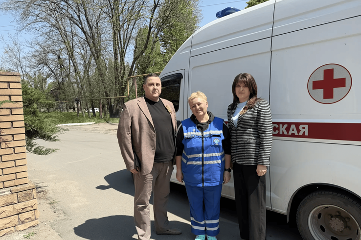 Представительство Ленинградской области в ДНР провело праздничные встречи с семьями ветеранов и участников СВО в Енакиево