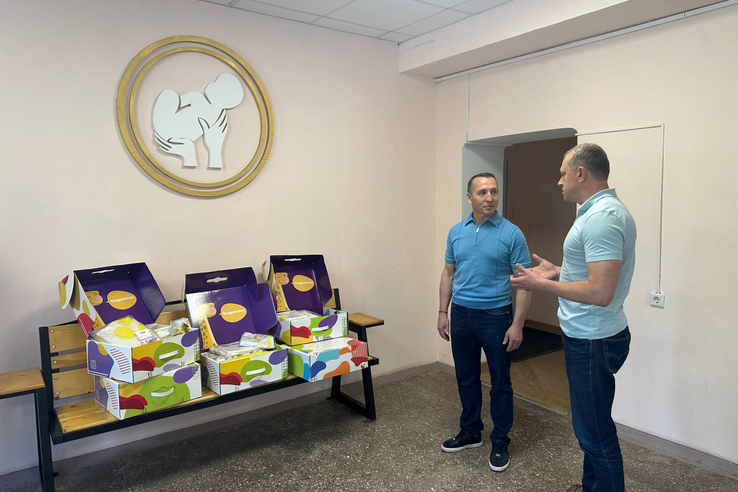 Ленинградская область вручает «Подарок новорождённому» семьям Мариуполя