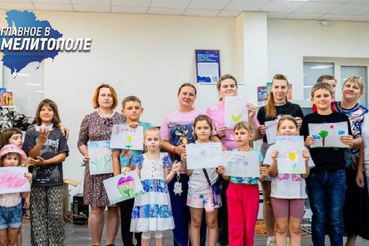 Сотрудники Представительства приняли участие в мастер-классе по рисованию в центре «Молодая семья».