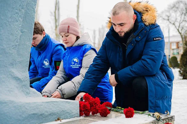В День воинской славы в Мелитополе состоялась церемония возложения цветов к монументу «Скорбящая мать»