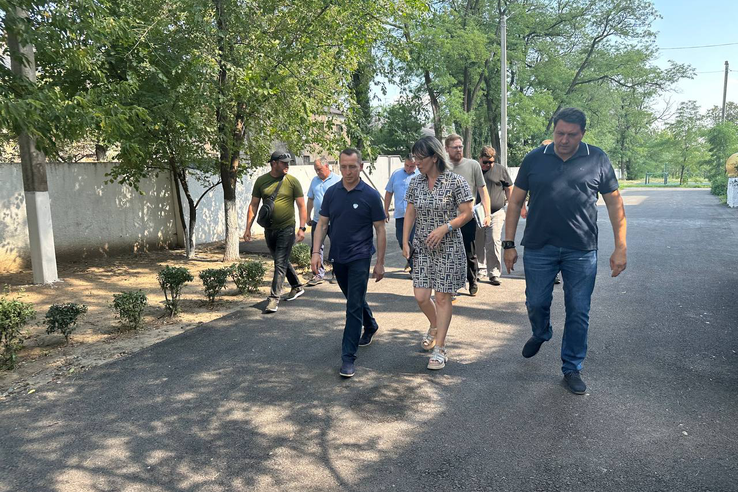 В школе-интернате №2 Енакиево продолжаются работы по благоустройству