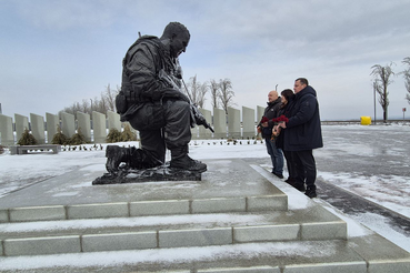 Память, высеченная в камне: сотрудники Представительства Ленобласти почтили героев на Саур-Могиле