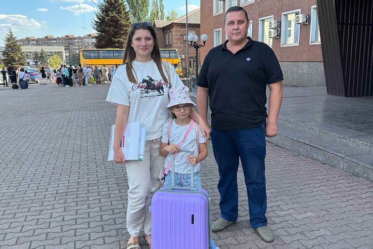 Семилетняя пианистка Анастасия из Енакиево приехала в областной лагерь по приглашению Александра Дрозденко