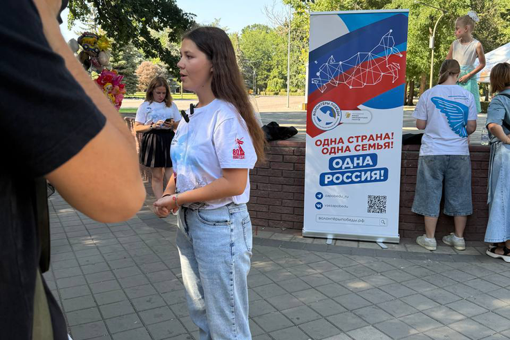 В преддверии Дня государственного флага России сотрудники Представительства приняли участие в акции «Российский триколор»
