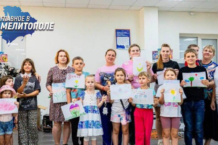 Сотрудники Представительства приняли участие в мастер-классе по рисованию в центре «Молодая семья».