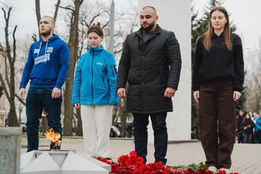 В День защитника Отечества: Представительство Ленобласти и «Волонтеры Победы» почтили память героев в Мелитополе